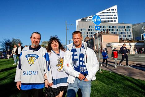 Aurinko paistoi komeasti Tampereella ennen peliä. ”Aivan loistava fiilis”, kuvailivat tamperelaiset Hannu Heiniö (vas.), Susanne Heiniö ja Janne Koukkula.