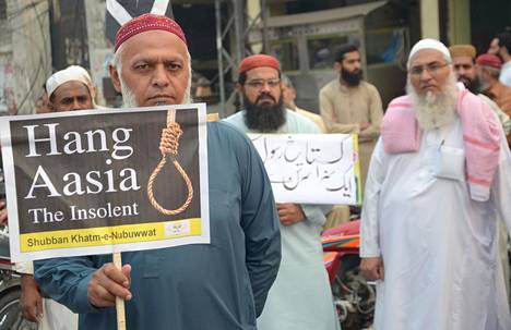 Pakistanissa kuolemaantuomitut hirtetään. Miehet vaativat jumalanpilkasta tuomitun ja sittemmin vapautetun Asia Bibin teloittamista Punjabissa marraskuussa.