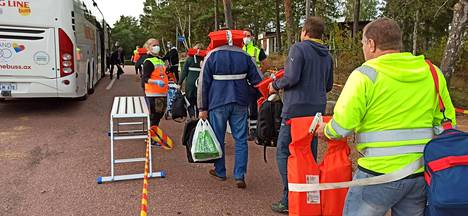 Svinöstä matkustajien matka jatkui bussilla evakuointikeskukseen.