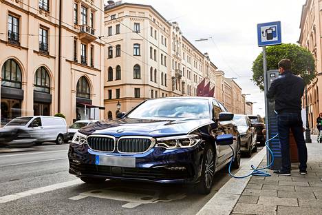 Tältä taas näyttävät uudet 5-sarjan ministeri-BMW:t. Valtioneuvoston kanslia ei toimittanut IS:lle yksittäisten autojen varuste- ja hintatietoja.