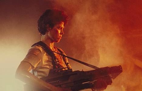 Liekinheittimen kanssa heiluva Ellen Ripley on yksi toimintaelokuvien ikonisimpia hahmoja. 
