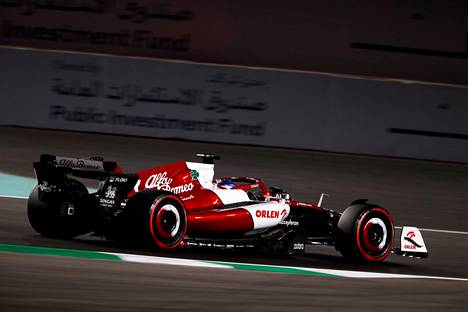 Valtteri Bottaksen Alfa Romeo ylikuumeni kesken Saudi-Arabian GP:n.