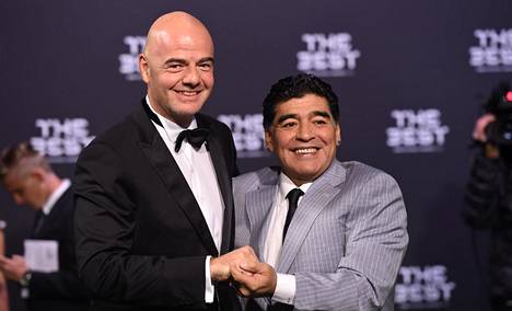 Fifan puheenjohtaja Gianni Infantino (vas.) sai laajennetuksi MM-kisat. Myös Diego Maradona tuki hanketta.