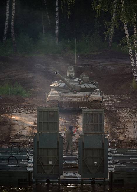 T-72M-tankki ajoi ponttoonisillalle.