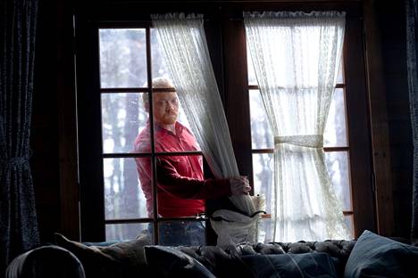 Rupert Grintin näyttelemä Redmond on äkkipikainen mies, jonka tunkeutumista syrjäiseen mökkiin eivät ikkunat pidättele.