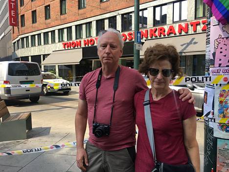 Tapahtumapaikan vieressä majoittuneet Elizabeth ja David Lee olivat kuulleet useita laukauksia ja nähneet, kun ihmisiä elvytettiin baarin edustalla. 