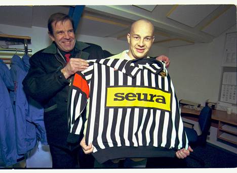Aikansa legendaarinen erotuomari Seppo Mäkelä sovitteli Jari Levoselle tuomarin paitaa 2001.