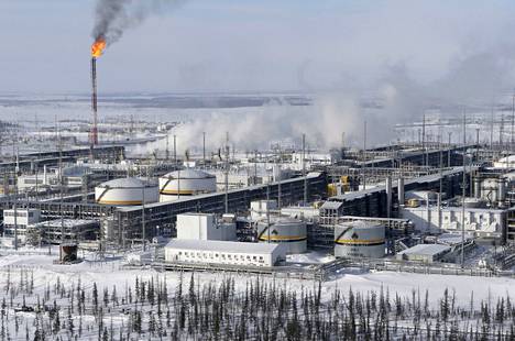 Venäjän talous nojaa vahvasti energian vientiin, johon äärimmäiset pakotteet osuisivat. Kuvassa Rosneftin öljyntuotantolaitoksia Krasnojarskissa vuonna 2015.