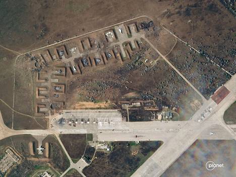 Satelliittikuva keskiviikolta näyttää tuhot Sakyn lentotukikohdassa miehitetyllä Krimin niemimaalla