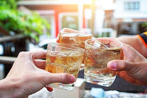 Pienistäkin alkoholimääristä voi tulla yhteisvaikutuksia pitkäaikaislääkkeiden kanssa, jos alkoholia käytetään muutama viikko säännöllisesti esimerkiksi kesälomalla.