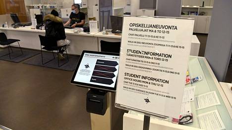 Opiskelijoita Helsingin yliopiston kirjastossa 8. huhtikuuta 2022.