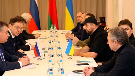 Ukrainan ja Venäjän viranomaisia neuvottelupöydässä maanantaina.