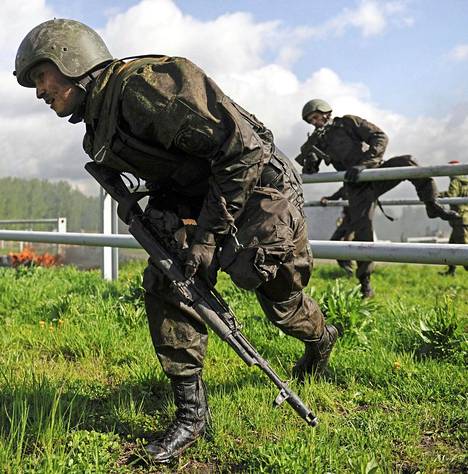 Sisäministeriön erikoisjoukkojen sotilaat suorittivat koetta Novosibirskissa viime vuoden toukokuussa.