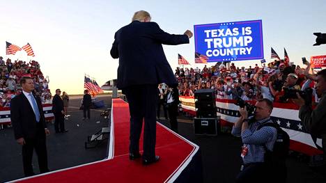 Entinen presidentti Donald Trump saapui kampanjatilaisuuteen Texasin Wacossa lauantaina.
