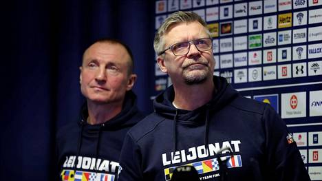 Jukka Jalonen (oik.) ja Jere Lehtinen saavat nyt miettiä, käyttääkö Leijonat varapelaajajärjestelmää.