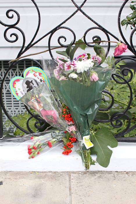 Hendrixin kuoleman 40-vuotispäivää muistettiin Lontoossa viemällä kukkia hänen kuolinasuntonsa edustalle.
