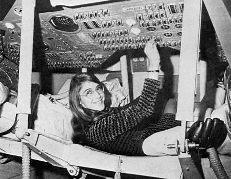 Margaret Hamilton kuvattuna Apollo-komentomoduulin sisällä.