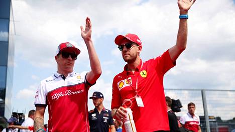 Kimi Räikkönen ja Sebastian Vettel poseerasivat yhdessä vuonna 2019.