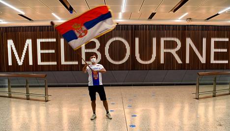 Yksi Novak Djokovicin kannattaja odotti sankariaan saapuvaksi Melbournen lentokentällä. 
