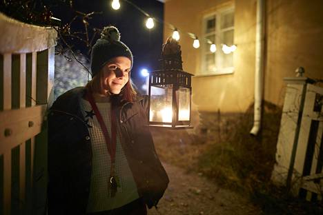 Seilin saarella talven yli asuva Henriikka Konki lähdössä iltakävelylle lyhdyn valossa.