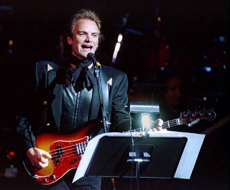 Sting on tukenut vuosien varrella aktiivisesti ympäristöliikettä. Hän on muun muassa perustanut sademetsien suojelusäätiön. Maaliskuussa 1993 otetussa kuvassa muusikko esiintyy sademetsien suojelun hyväksi New Yorkissa järjestetyssä konsertissa.
