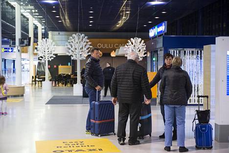 Matkustajat pääsivät lopulta laskeutumaan Ouluun puoli kuudelta lauantaiaamuna.