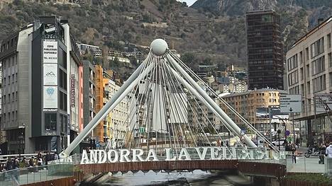 Pariisin-silta, keskellä pääkaupunki Andorra la Vellaa, on nähtävyys niin päivällä kuin iltaisin, jolloin se on näyttävästi valaistu.
