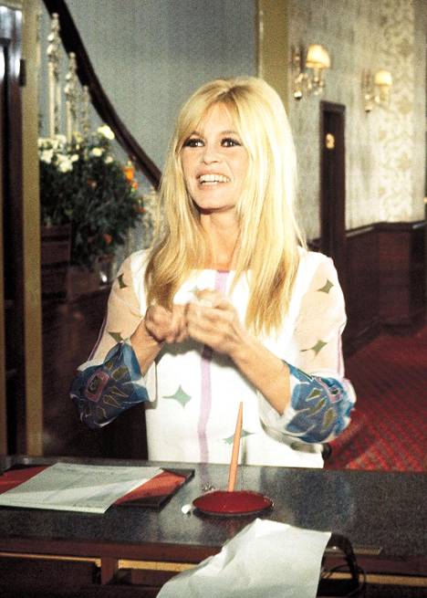 Nykypäivän verho-otsistrendi on inspiroitunut 70-luvusta. Verho-otsiksen kuuluisa kantaja on ollut muun muassa näyttelijä Brigitte Bardot. Tässä otsatukkatyyliä vuodelta 1967.