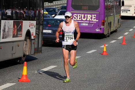 Tästä se lähti: Harri Mannermaa Helsinki City Marathonilla vuonna 2011 Crocsit jalassaan. Hän oli tuolloin maalissa ajassa 3.05. Aktiiviurallaan Mannermaa juoksi maratonin parhaimmillaan aikaan 2.20.21.