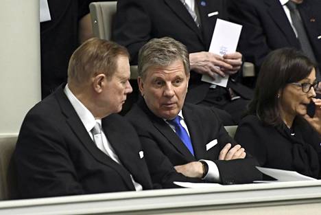 Bisnes pyörii Entisten pääministerien Paavo Lipposen (sd, vasemmalla) ja Esko Ahon (kesk) Venäjän-bisnekset eivät ole nappikauppaa. Puhutaan sadoista- tuhansista euroista vuodessa.