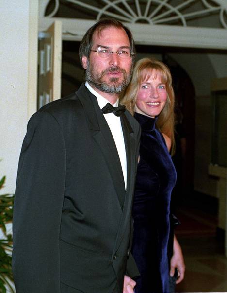 Steve Jobs ja Laurene Powell menivät naimisiin vuonna 1991 ja saivat kolme lasta. Perheeseen kuului myös Jobsin tytär tämän aiemmasta suhteesta.