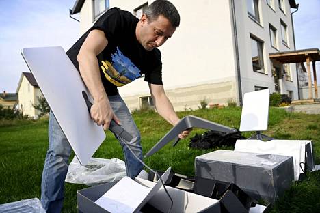 Vapaaehtoistyötä tekevä it-työntekijä Svyatoslav Potyeyenko valmistelee Starlink-päätteitä käyttäjille lähetettäväksi Kiovan esikaupunkialueella.