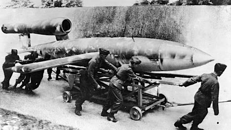 Risteilyohjusten esi-isä:Saksalaissotilaat laittoivat V-1:tä laukaisukuntoon vuonna 1944. Kuva: Bundesarchiv.