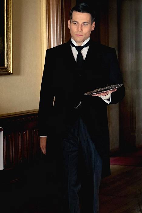 Robert James-Collier esittää Downtonissa hovimestari Thomas Barrow’ta.