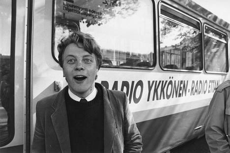 Nuori Rönkä kesällä 1987. Nuorta uutisankkuria kuvailtiin tuolloin lehtijutussa ”lahjaksi Suomen naisille”.