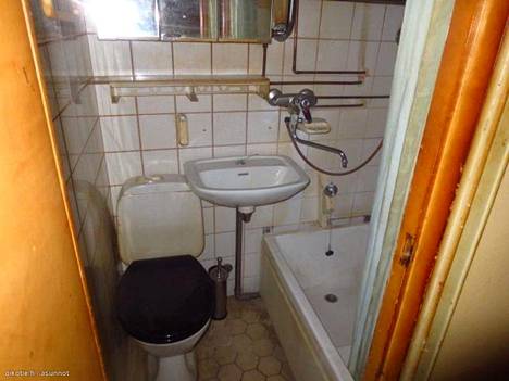 Kylpyhuoneeseen on tehty putkiremontti vuonna 1988.