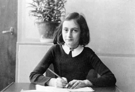 Päiväkirjaa pitänyt Anne Frank 15-vuotiaana pilkkukuumeeseen keskitysleirillä.