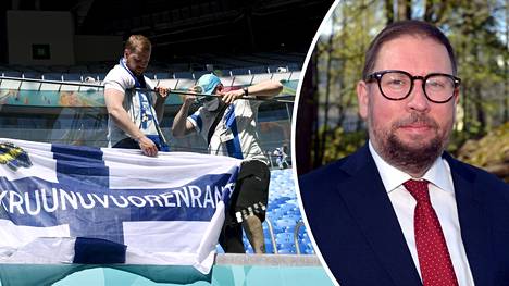 Paavo Arhinmäki (oik.) seuralaisineen viritteli Suomen lippua Gazprom-areenassa ennen Suomi–Venäjä-ottelun alkua.