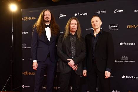 Metalliyhtye Stratovariuksen Lauri Porra (vas.), Timo Kotipelto (kesk.) ja Rolf Pilve.