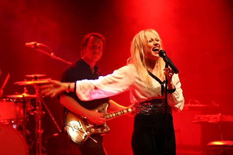 Viimeistään toinen albumi teki Chisusta koko kansan tuntematon tähden. Kuva on otettu joulukuussa 2009, jolloin Chisu esiintyi Tavastia-klubilla Helsingissä.
