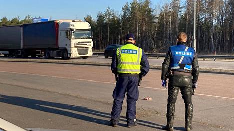 Poliisi pani ratsian pystyyn Turun ruuhkaisimpaan kohtaan – tunnin saldo  yllätti - Turun seutu - Ilta-Sanomat