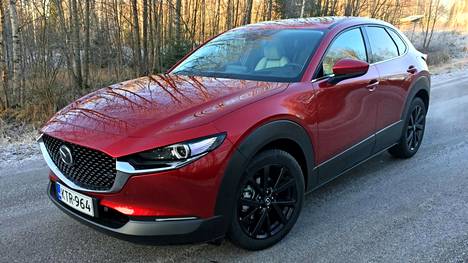 Uusi CX-30 tekee selväksi, että Mazda hakee omanlaistaan markkinarakoa jossain perinteisen keskiluokan katumaasturin ja vastaavan ns. premium-tuotteen välissä.