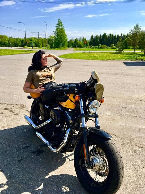 Heidi on harrastanut moottoripyöräilyä 16-vuotiaasta saakka. Pyörällä ajaminen antaa tunteen vapaudesta, mahdollisuuden päästä jonnekin. ”Moottoripyörä on väline uusiin kokemuksiin ja seikkailuihin”. Kesällä Heidi aikoo suunnata pyörällä Viroon.