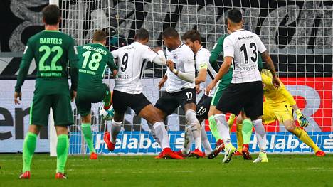 Werder Bremenin Niklas Moisander onnistuu maalinteossa Frankfurtia vastaan.