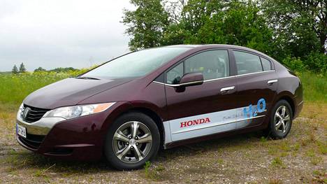 Kuvassa Hondan vetyauto Clarity. IS kokeili kyseistä autoa vuonna 2010.