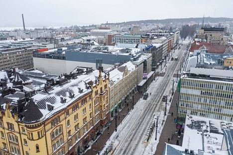 Tampereen Hämeenkadulla oli lunta viime maalsikuussa.
