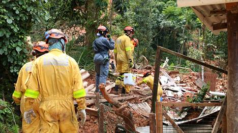 Pelastustyöntekijät tutkivat maanvyörymien ja tulvien tuhoja São Sebastiãossa torstaina.