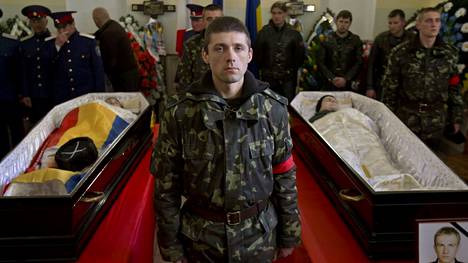 Ampumavälikohtauksessa kuolleet Ruslan Kazakov ja Serhi Kokurin saivat yhteishautajaiset Simferopolissa maaliskuussa 2014.