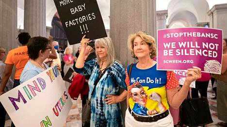 Aborttioikeuden puolustajat olivat vastassa, kun senaattorit saapuivat äänestykseen Columbiassa.