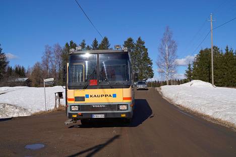Sallisen kauppa-auto on vielä toistaiseksi tuttu näky maaseudun pikkuteillä Pohjois-Karjalan ja Etelä-Savon rajamailla.